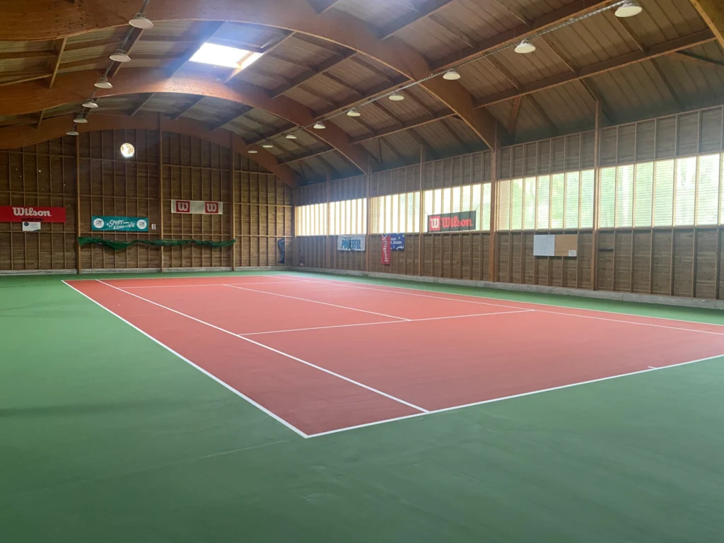Rénovation de terrains de tennis en résine pour une surface durable et performante.