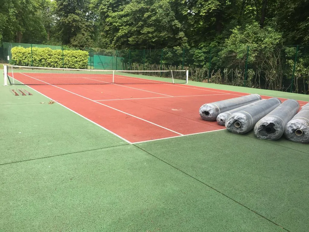 Préparation d'un court de tennis préparation de l'anciennes couches pour la rénovation en béton poreux.
