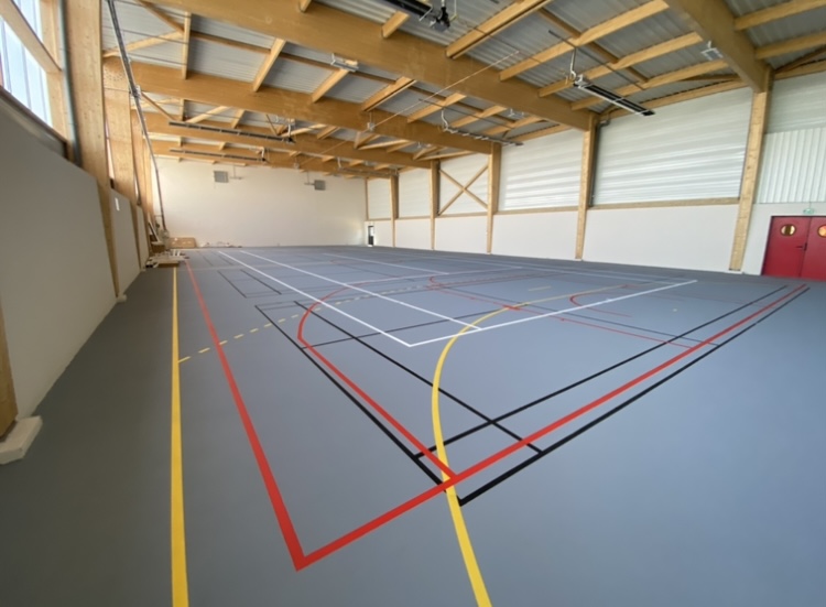 Terrain de tennis rénové à Tours (37) par ADN-SOL, expert en rénovation de surfaces sportives.
