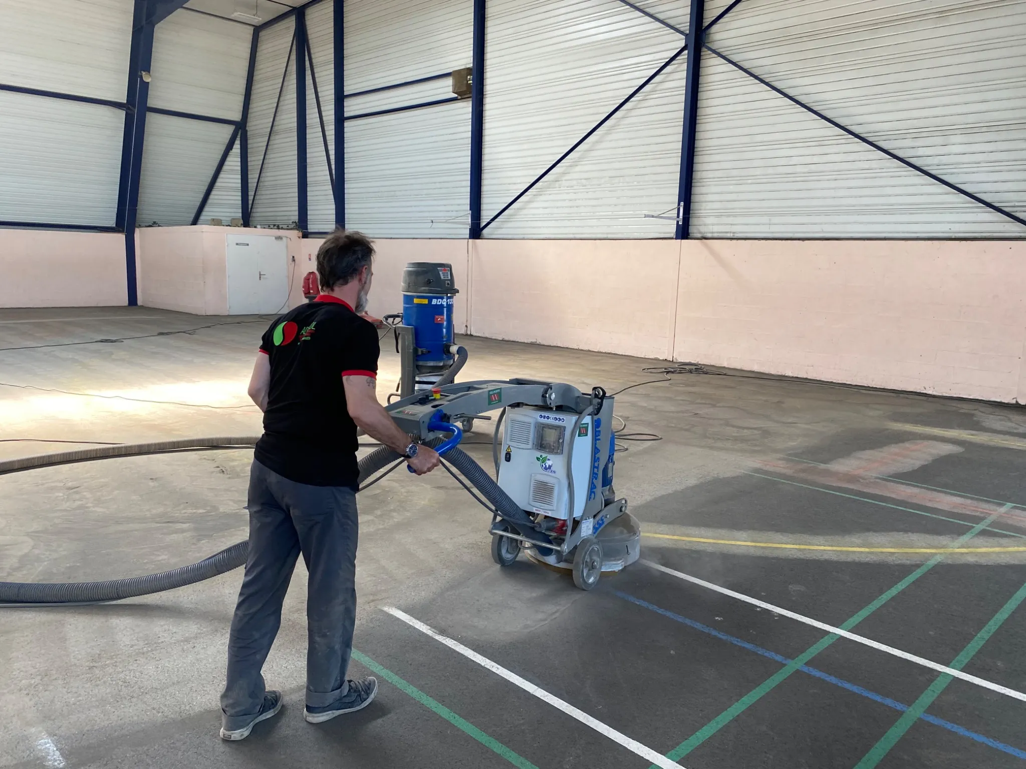 Préparation d’un sol sportif en résine type Greenset pour une régénération durable et conforme aux standards professionnels à Tours (37).