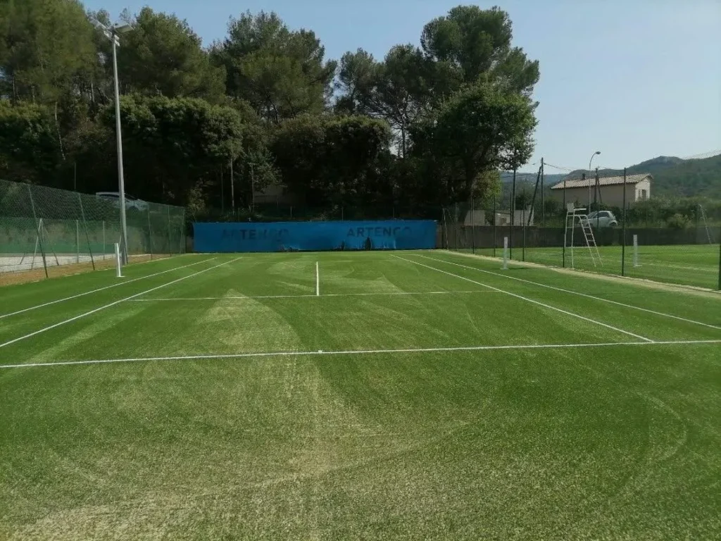 Court de tennis en pelouse synthétique fraîchement rénové et tracé