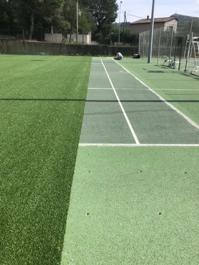 Remplacement de l’ancien revêtement par du gazon synthétique sur un terrain de tennis