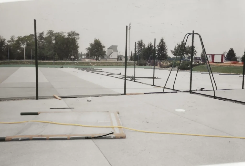 Coulage de dalle béton poreux pour la rénovation de plusieurs courts de tennis – ADN SOL