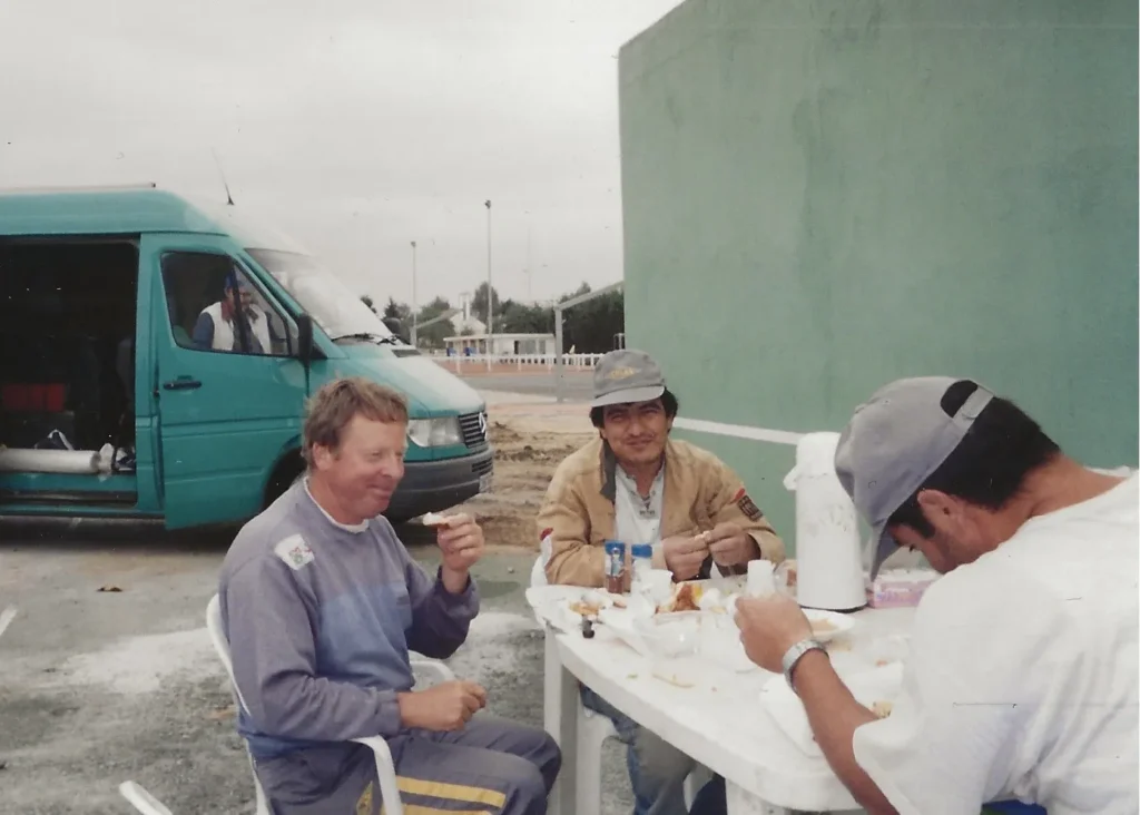 Anciens techniciens ADN SOL en pause sur un chantier de court de tennis en béton poreux à la fin des années 1990, illustrant le savoir-faire historique transmis dans l’entreprise.