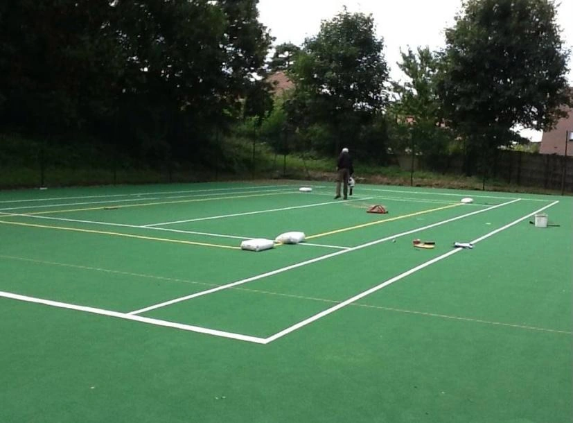 Après rénovation d’un court de tennis