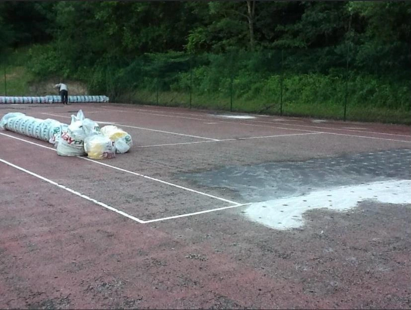 Avant rénovation d’un court de tennis