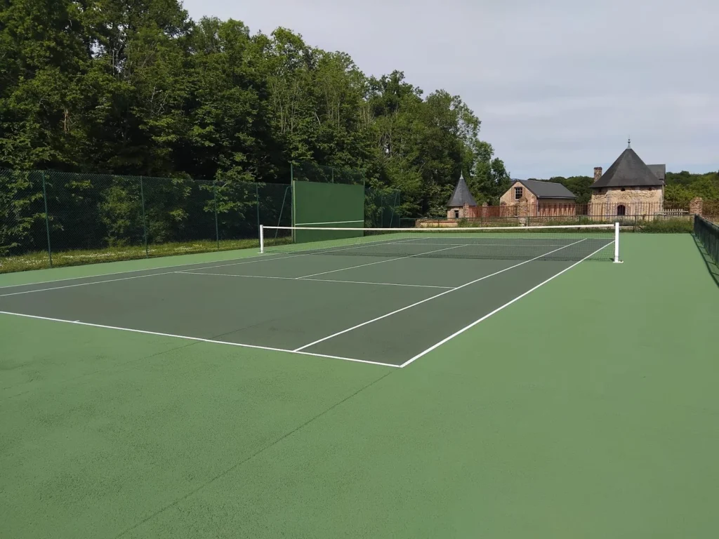 Rénovation de court de tennis à Châteauroux dans l’Indre réalisée par ADN SOL, spécialiste des surfaces sportives en résine synthétique