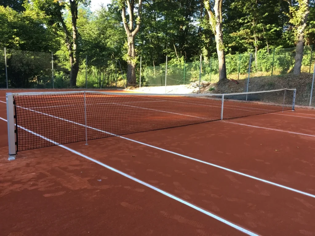 Rénovation court de tennis à Orléans – ADN SOL (Loiret 45) Rénovation de court de tennis à Orléans dans le Loiret réalisée par ADN SOL, spécialiste des sols sportifs en terre battue synthétique