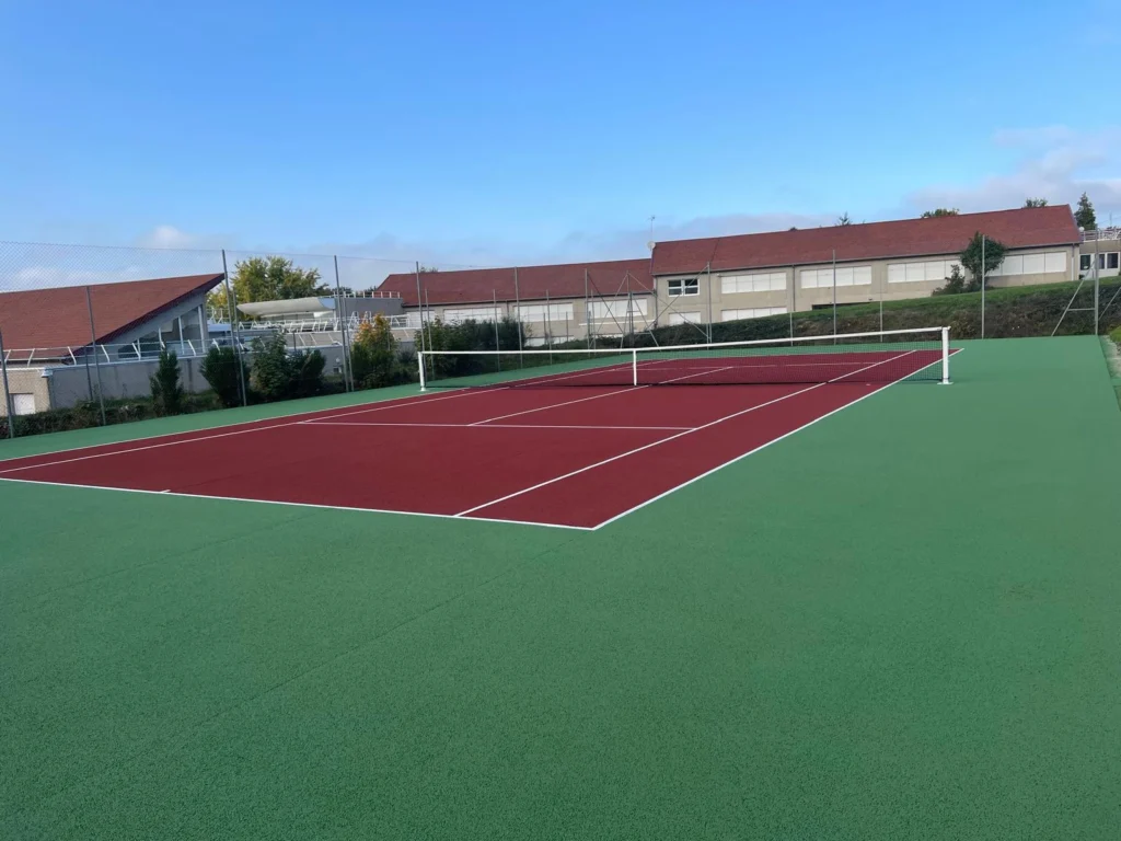 Rénovation d’un court de tennis en résine synthétique, exemple de terrain rénové avec une finition bicolore rouge et verte – prix rénovation court de tennis