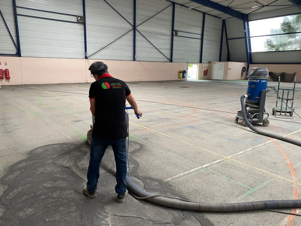 Préparation et réparation du support lors d’une rénovation de terrain de tennis