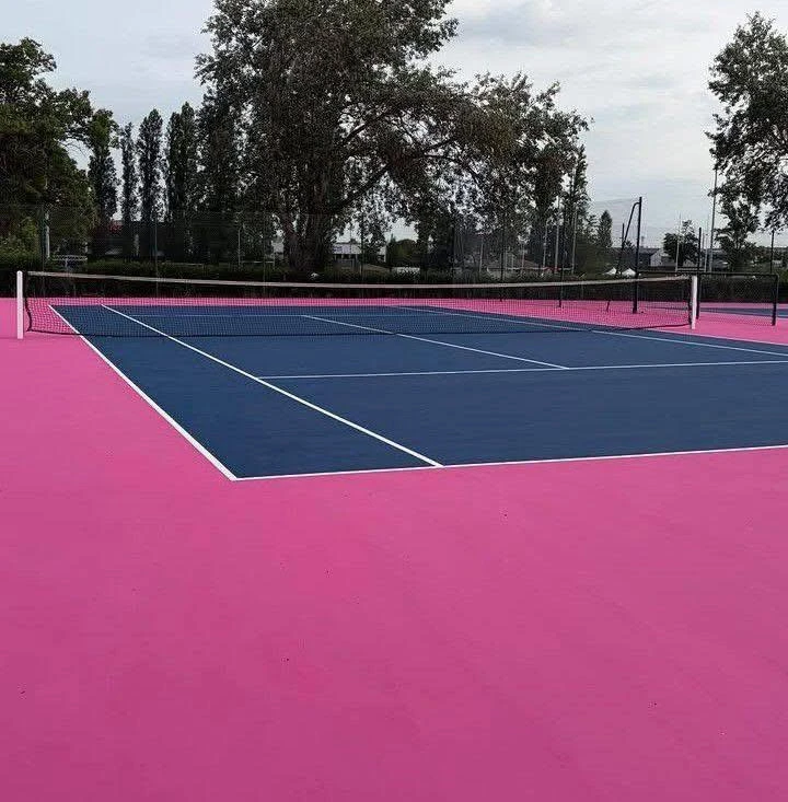 Rénovation de court de tennis en résine synthétique bleu et rose, conforme NF P 90-110